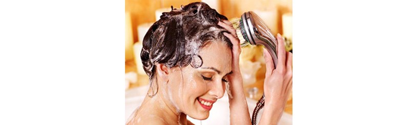 مضرات شستن موها با آب داغ