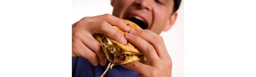 خطرات تند غذا خوردن بر بدن